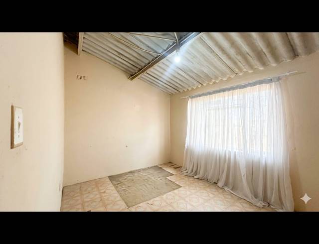 2 BEDROOM HOUSE FOR SALE IN SEBOKENG ZONE 12